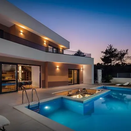 Golden Ananas, 45 M2 Headet Pool, Seaview *