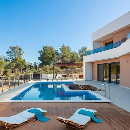 Golden Ananas, 45 M2 Headet Pool, Seaview Villa Sutivan