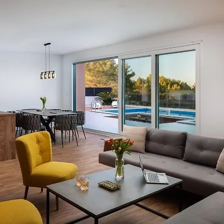 Golden Ananas, 45 M2 Headet Pool, Seaview * Sutivan