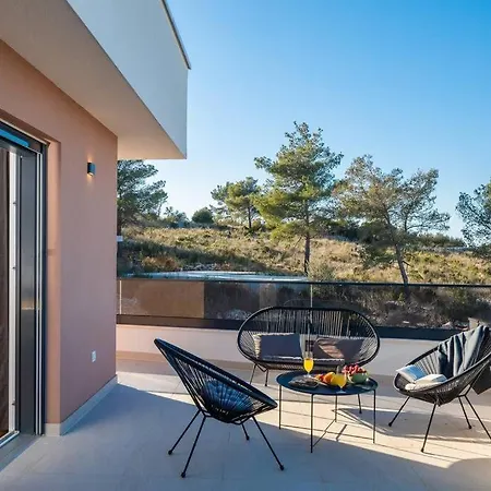 Golden Ananas, 45 M2 Headet Pool, Seaview Villa Sutivan