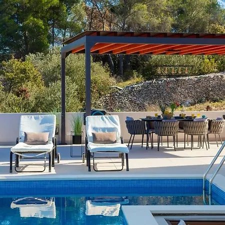 Golden Ananas, 45 M2 Headet Pool, Seaview Sutivan