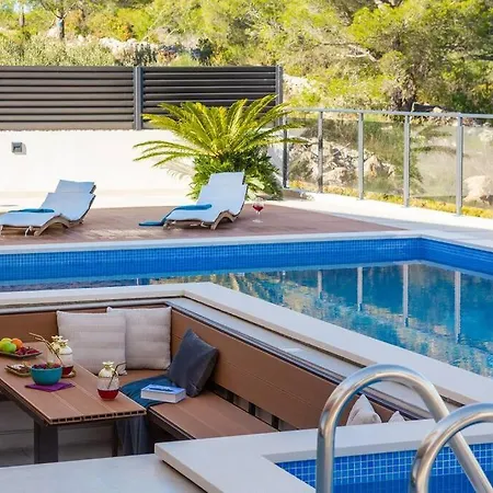 Golden Ananas, 45 M2 Headet Pool, Seaview * Sutivan