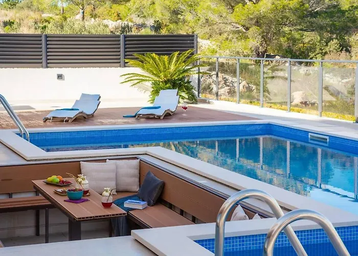 Golden Ananas, 45 M2 Headet Pool, Seaview * Сутиван